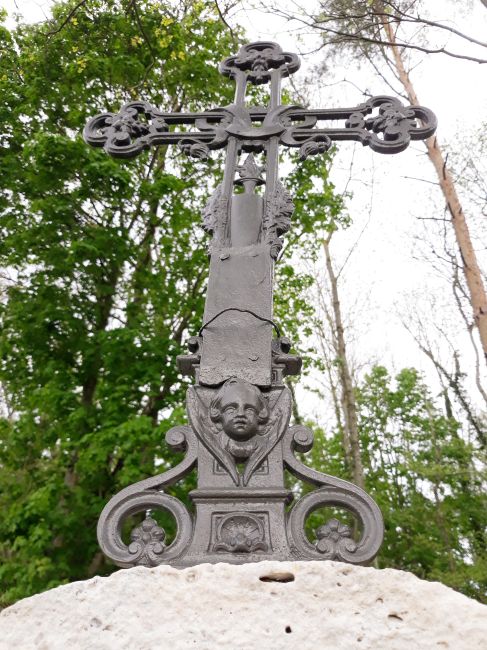 Détails ornementaux d'une croix à Velloreille lès Choye