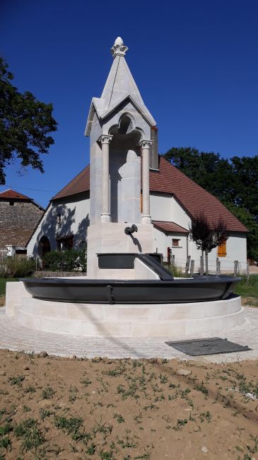 Fontaine La Chapelle .jpg